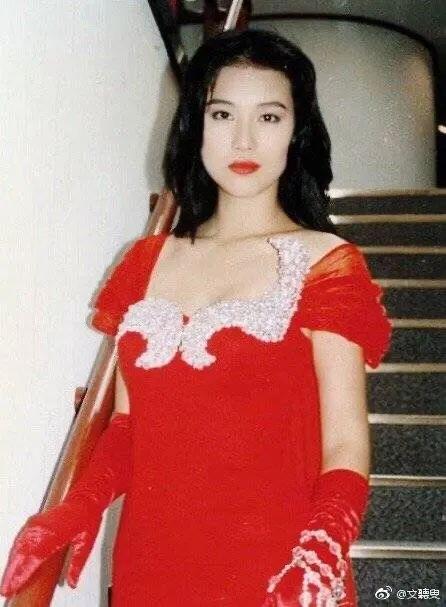 完形填空：从90年代火到21世纪的是____的长裙和____的头发
