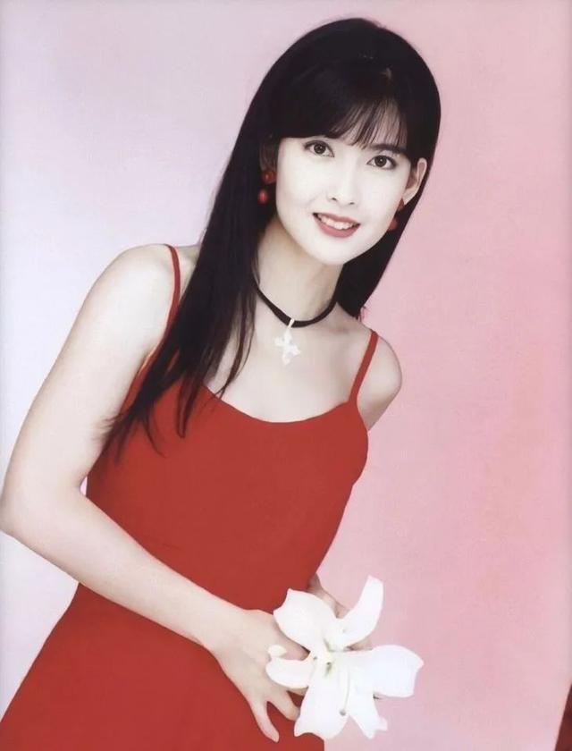完形填空：从90年代火到21世纪的是____的长裙和____的头发