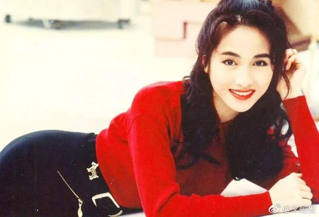 完形填空：从90年代火到21世纪的是____的长裙和____的头发