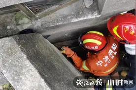 揪心！慈溪三孩子玩捉迷藏被卡墙缝，消防员拆墙救人图片