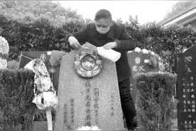 长沙一女子连续16年清明为无名女兵扫墓图片
