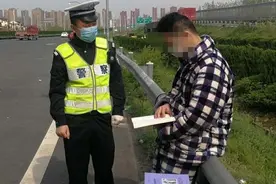 杭州初三少年穿着睡衣负气出走，结果走上了高速！交警发现时，手上还拿着本书...图片