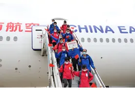 东航3架包机接沪陕593名援鄂医护人员回家图片