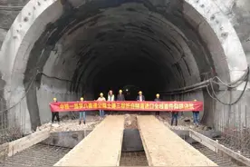 罗八高速折白隧道进口全线首件仰拱顺利浇筑图片