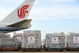 40吨医疗物资从中国飞抵加纳，援助非洲18个国家抗击疫情图片