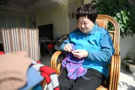 “毛衣奶奶”15年坚持为贫困孩子“织爱”图片