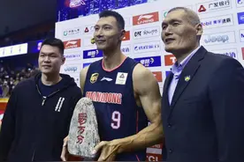 15岁已长到2米12，广东男篮签下天赋型中锋，其父曾是国手图片