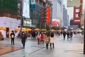 男子成都春熙路步行街持刀闹事后续：现场秩序恢复 民警加强巡逻图片
