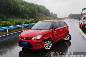 六钦高速路上突遇强风 司机操作不当酿事故图片