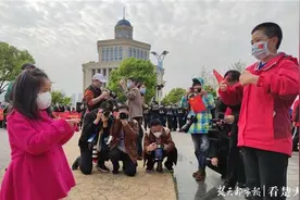 在春暖花开的汉口江滩，送别北京援鄂医疗队图片