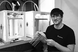 德国工人用3D打印机生产医用防护面罩图片