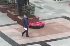 春熙路一男子持刀毁坏财物欲伤民警 被警方开枪制服图片