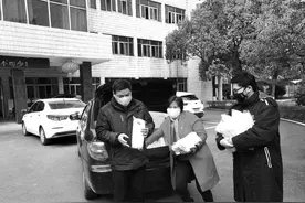 全国人大代表、省劳模李小莉带头组建“战疫先锋队”图片