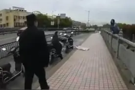民警引开目光，辅警一把将女子从桥栏杆上拉了下来图片