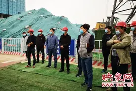 荥阳市豫龙镇：观摩点评补短板 为安置区建设“加油鼓劲”图片