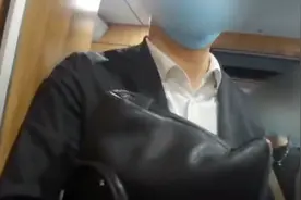 高铁上两姑娘摘口罩吃饭 男乘客劝了不听后动手：我是为了全车厢图片