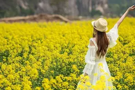 她翻翻衣柜拿出牛仔裤，扣子怎么系不上了？图片