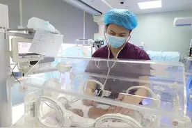 可爱的“白雪公主”宝宝出生了，但没想到白净的肌肤下隐藏的是疾病图片