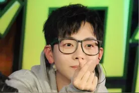 胡夏表演被说像商演什么原因？胡夏唱歌仪态被评委无情吐槽图片