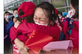 一张紧紧相拥的照片占据人民日报整版，她们是谁？图片