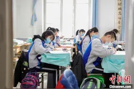 黑龙江18.9万高中毕业生复学：戴口罩，课桌距离增大图片