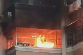 10岁姐姐拉着妹妹火场逃生，门打不开！姐姐的操作堪称教科书级图片