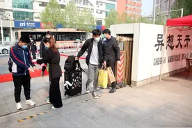 高三复学第一天丨走读生中午也要在校就餐图片