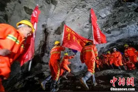 川藏铁路拉萨至林芝段全线隧道贯通图片