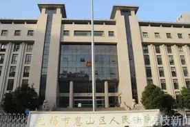 小伙为“真爱”散尽家财 谁知对方却是中年大汉图片