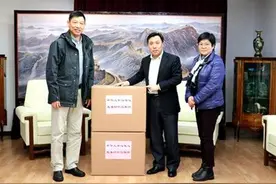 中国驻冰岛使馆向冰岛华人华侨协会赠送口罩图片