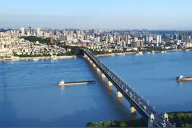 8日零时起，武汉长江大桥、江汉桥恢复单双号通行图片