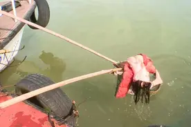 江面有一漂浮“女子”打捞后发现竟是个充气娃娃图片