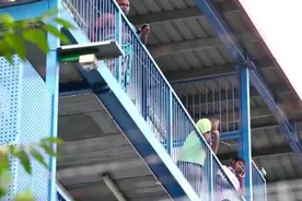 新加坡工人宿舍现疫情 近2万劳工被隔离视频封面