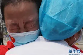 武汉：同济医院中法新城院区送别援鄂医疗队图片