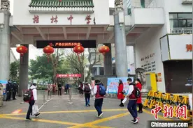 广西初三高三年级学生开学 抗疫专家给桂林学生上开学第一课图片