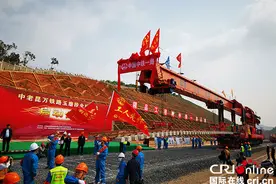中老国际铁路中国境内玉溪至磨憨段铺轨全面启动，为全线开通运营奠定基础图片
