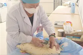 别动，让我来！蓬莱近60岁老妇保工作者何春玉疫情之中显担当图片