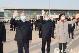 山东援鄂医疗队分7批返回，省委书记刘家义6次接机图片