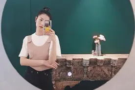 刘雯对镜自拍诗情画意 高丸子头配浅色上衣很春天图片