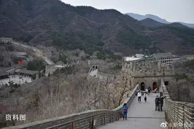 一男子因刻划长城墙砖被拘留 八达岭长城景区将其“拉黑”图片