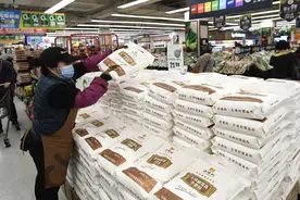 超市米面油购买量下降，囤粮现象逐渐消失图片
