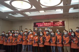 暨大附一援鄂医疗队回母校，获赠慰问金和奖杯：继续发扬抗疫精神视频封面