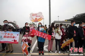 最后一批援湖北“白衣川军”归家：“一个都没有少”图片