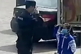 街头小女孩没戴口罩，执勤民警送上口罩，接下来她的举动暖哭众人视频封面