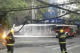 突发！郑州街头高压线起火，响声令人毛骨悚然图片
