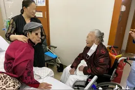 40年后再重逢！护士牵线，2位古稀老友院内相认图片