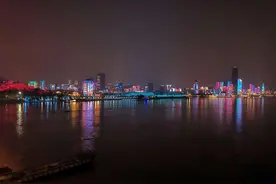30秒丨4月8日0时，武汉长江大桥亮起灯光秀图片