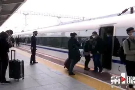 重庆明起恢复开行往返湖北武汉方向列车图片