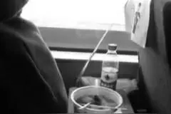 女孩高铁摘口罩吃东西遭骂：饿了吃饭天经地义但别松了防疫安全的弦图片