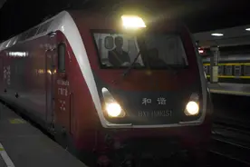 武汉“解封”后经停的首趟旅客列车驶达长沙图片